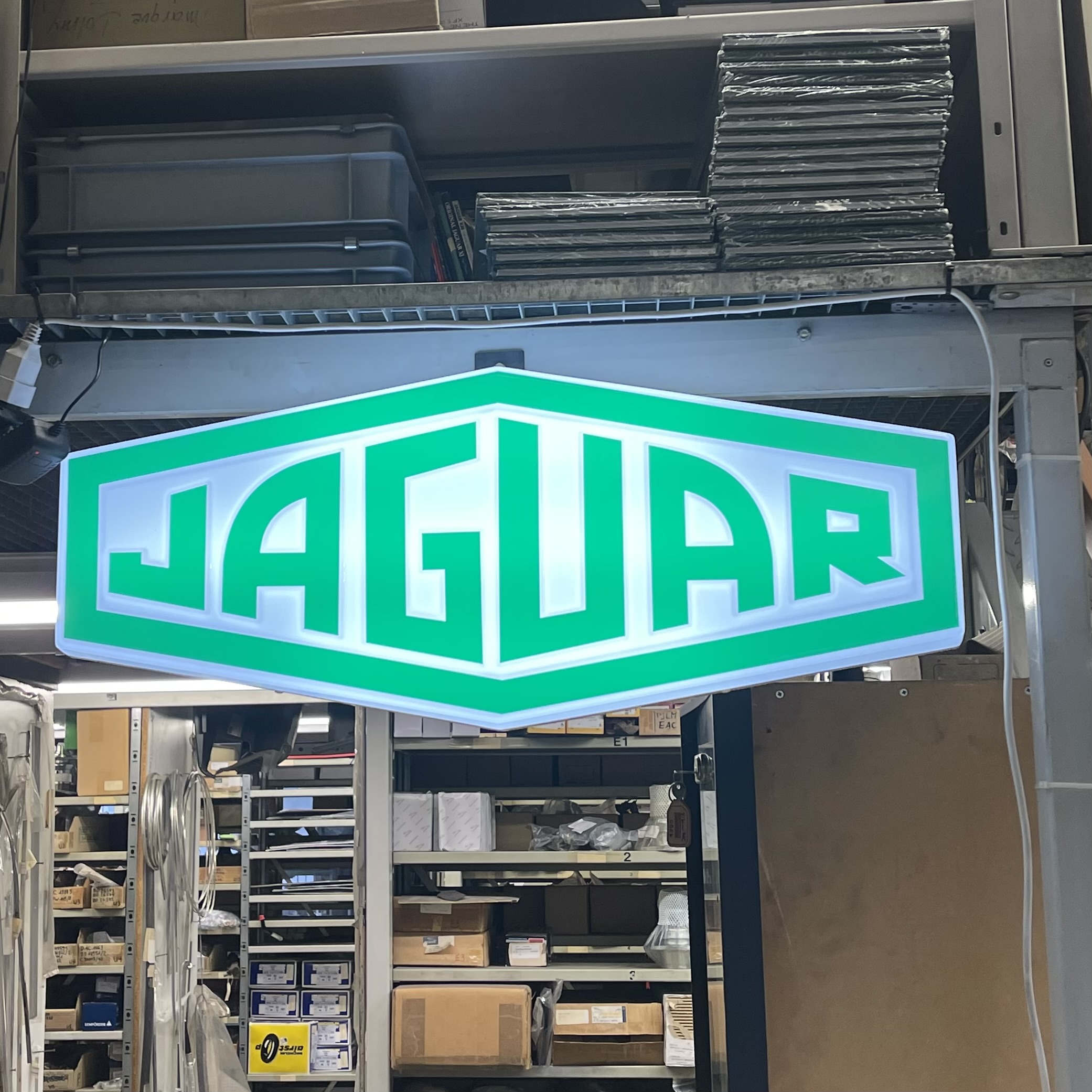 Leuchttafel Jaguar Rautenform grün