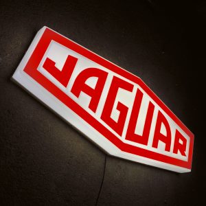 Leuchttafel Jaguar Rautenform rot