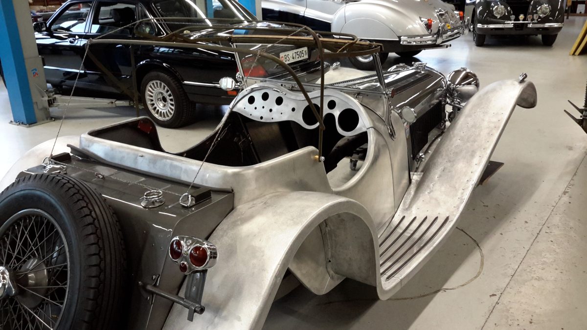 Ausrichten der ganzen Carrosserie vor der Demontage für den Autolackierer