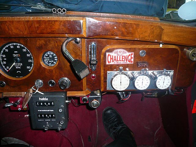 Kaum sichtbar die ergänzende Elektrik für den Rallyeinsatz am originalen Armaturenbrett