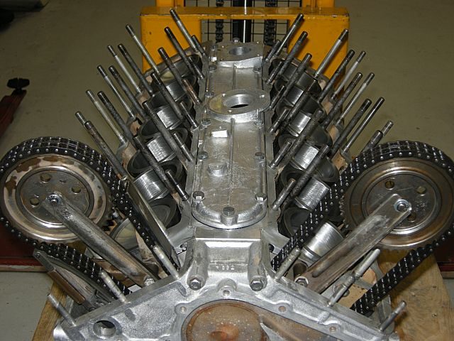 V12 Jaguar Motor bereit fürs Köpfeaufsetzen