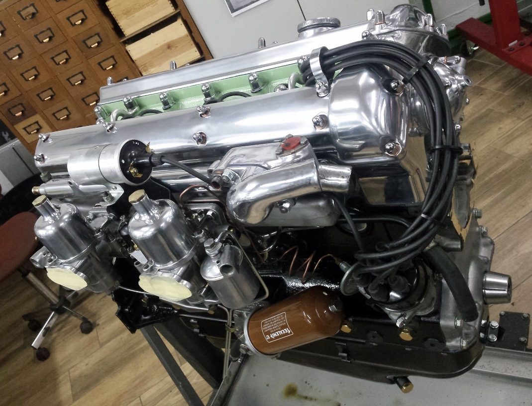 XK150 Motor, wobei der Tecalemit Druck auf dem Ölfilter meist um 90 Grad gedreht ist