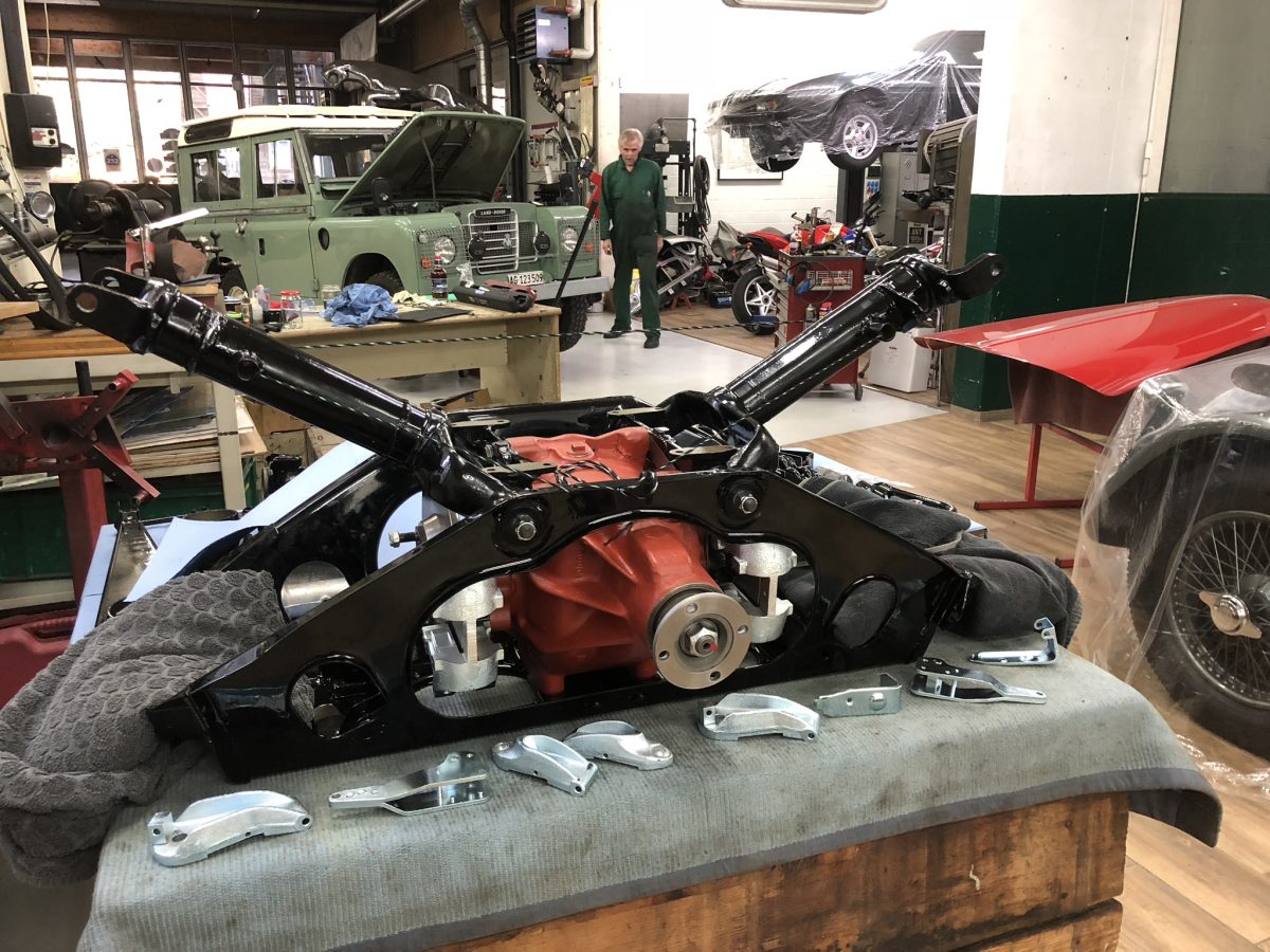 Mitarbeiter dürfen in ihrer Freizeit an ihren eigenen Wagen arbeiten: Zum Beispiel Land Rover, MV Agusta oder Bitter