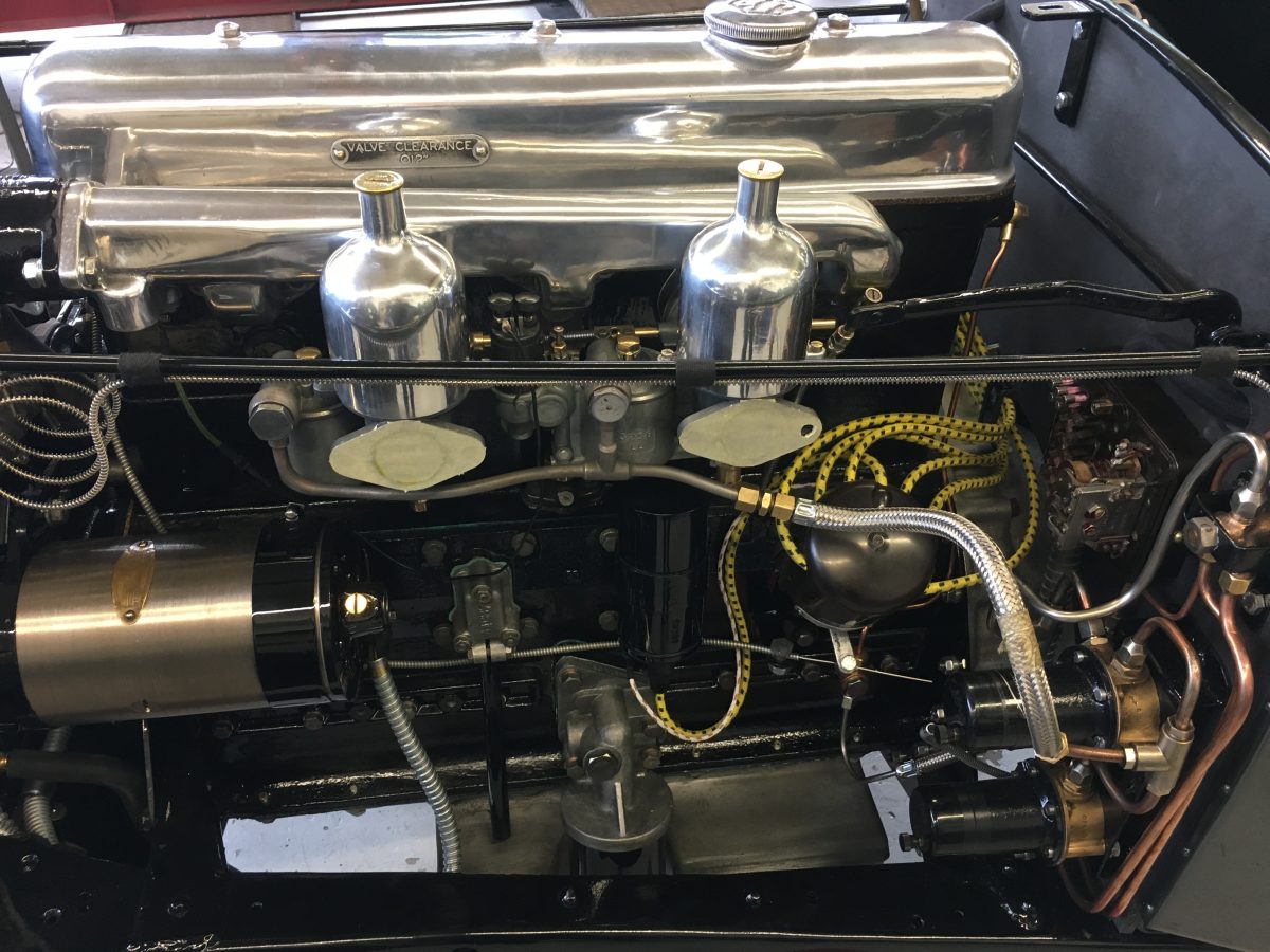 SS100 Motorraum mit noch abgedecktem Regler