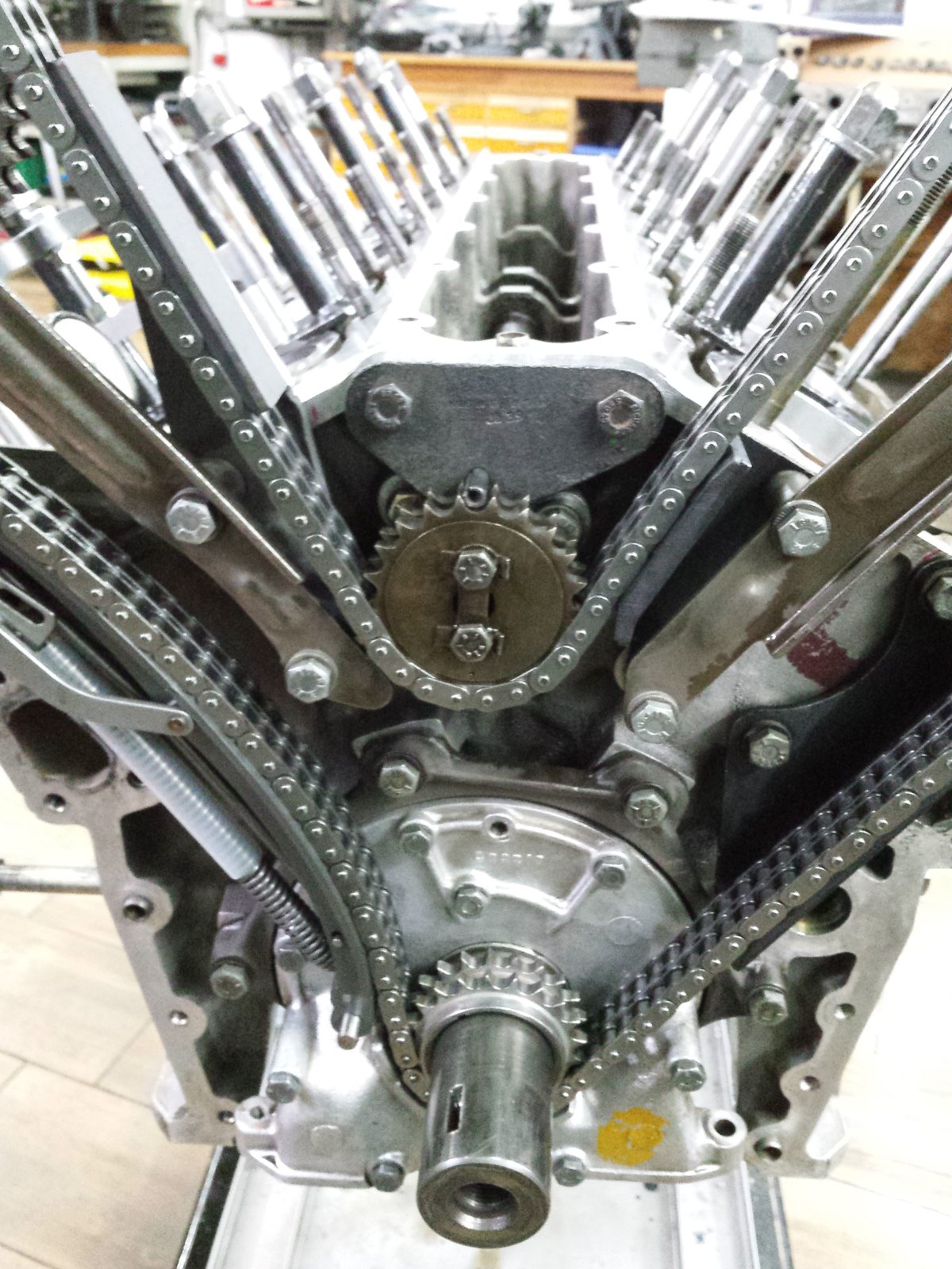 Steuerkette eingefädelt, mit neuem Kettenspanner