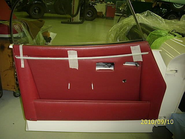 Originalgetreue Türeinkleidung (im Hintergrund ein XK150 mit anderer Carrosserie)