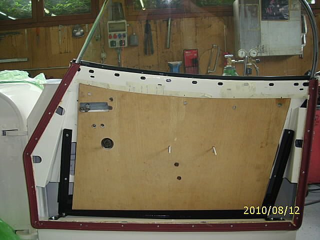 Aufwändiger Aufbau der Innenauskleidung eines XK150 OTS