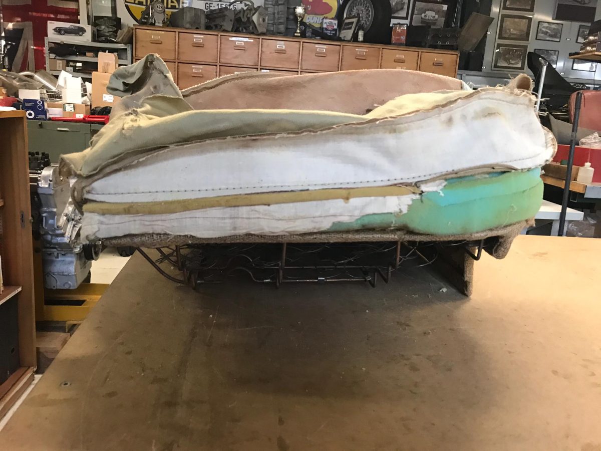 Aufwändig aufgebautes Sitzkissen von Jaguar