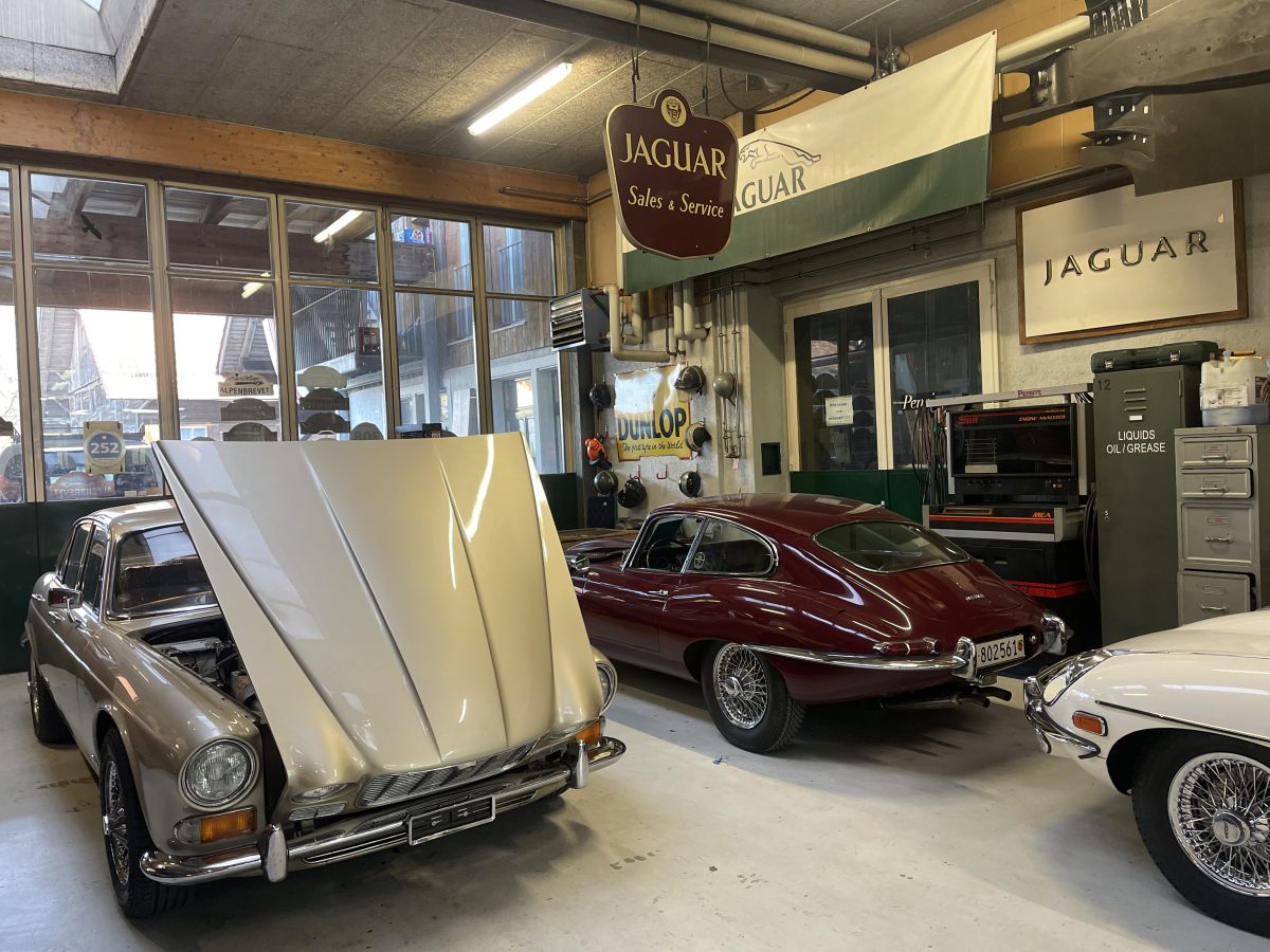 Unsere Arbeiten werden stets von originalem Jaguar Memorabilia «überwacht», wie z. B. einem originalen Formel-1-Boden