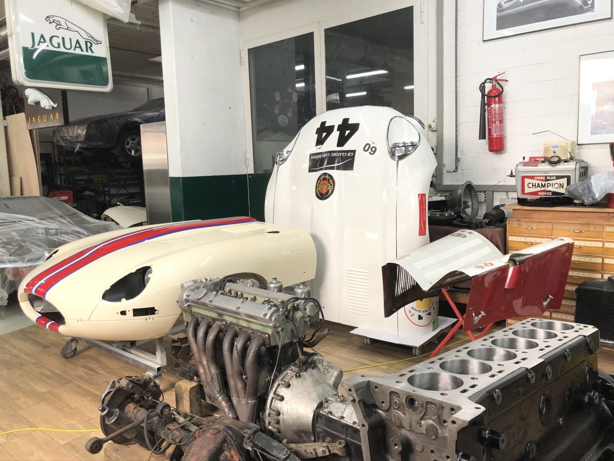Gleich drei Rennwagenvorderteile: E-Type S1 Aluminium, E-Type V12 Group44, S.S.90