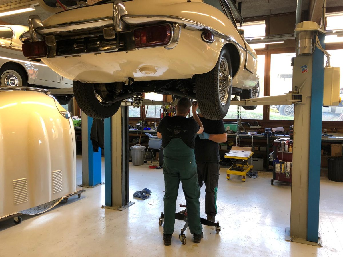 Bei E-Types ist das Vorderteil schnell demontiert für grössere Arbeiten