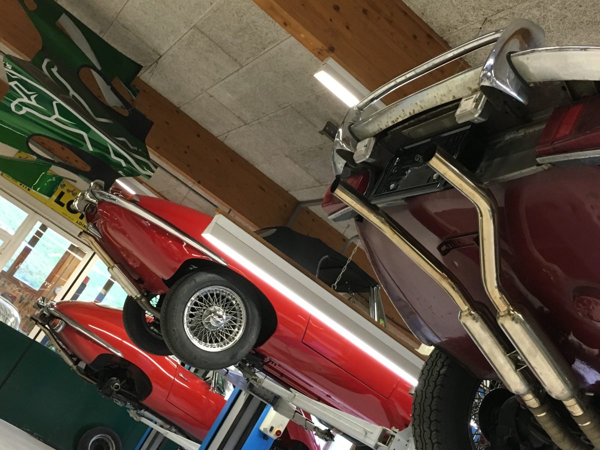 E-Type S1 eingerahmt von S2