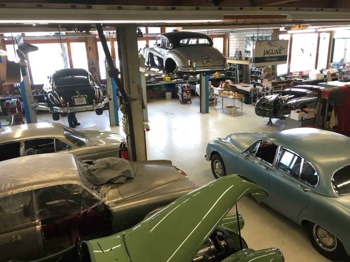 Gleich zwei XK120 beim Zusammenbau. Der Pastellgrüne lebt heute im Museum Autobau