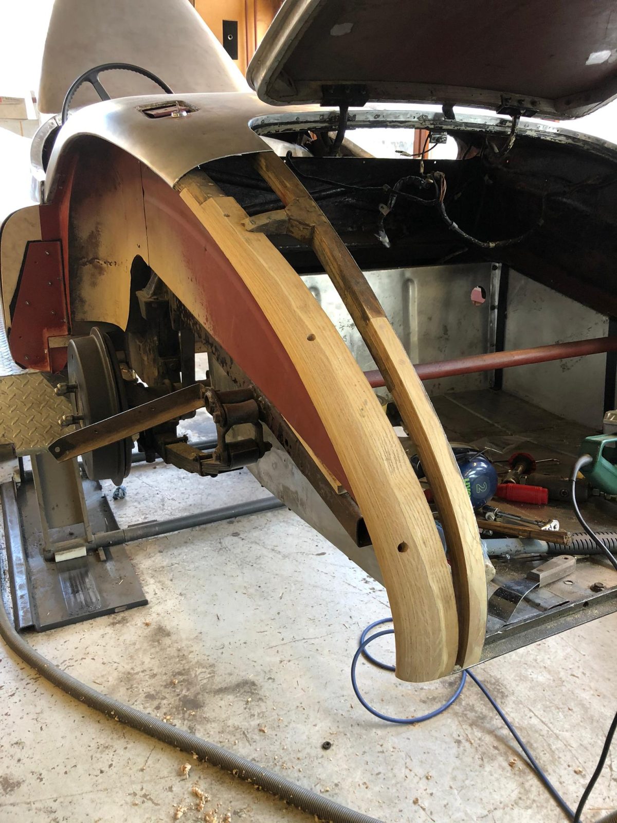 Laminierte Esche in Form hobeln